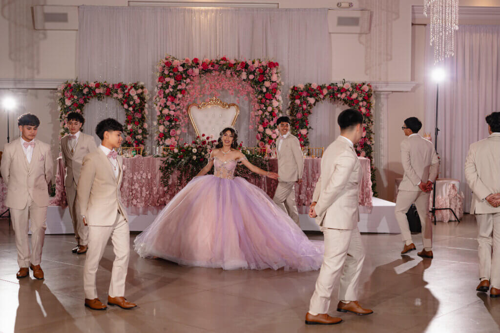 Salon de fiesta en Bakersfield para un quinceañera vals con chambelanes 